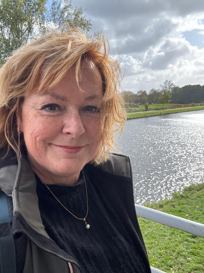 Hanneke van der Kooij bij het water